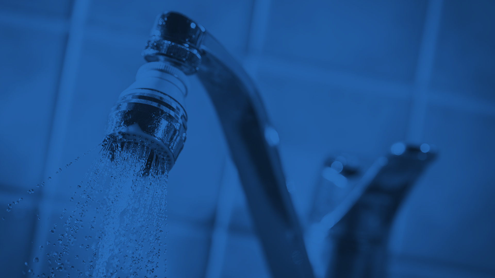 Profissional da JS Serviços realizando atendimento residencial